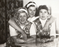 Marie Šubertová (vpravo) v době, kdy vedla Jednotu v Červené Vodě, začátek 70. let