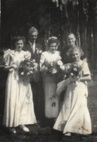 Svatba, Růžena Vobejdová uprostřed, Borová, 1953