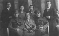 Franz Harasko (sedící vpravo) v době vojenské služby v československé armádě (1925)