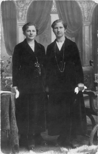 Marie Harasko, rozená Wurzinger, se sestrou Annou (1923)