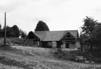 Dům v Deskách č. p. 42 v roce 1965 (obytná část již po demolici, zbytky stodoly a chléva)