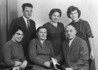 Alois a Marie Haraskovi se synem Aloisem a třemi dcerami (Tübingen, 1965)