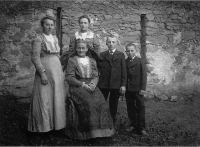 Franz Harasko (vpravo) s matkou, tetami a sourozenci v Deskách (1918)