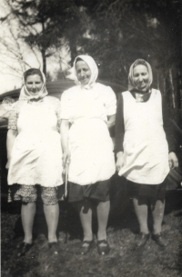 Svatba, zleva p. Žváčková, p. Boštíková kuchařka, maminka, Borová, 1953