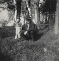 Otec pamětnice s vnukem Milanem, Borová, cca 1965