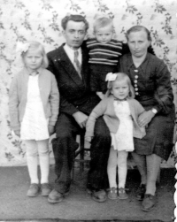 Rodina Fiklových - Viktor s Marií a jejich děti Boženka, Alena a Emil, r. 1961