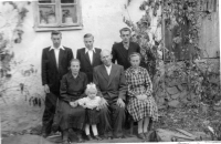 Prarodiče, rodiče, strýčkové a sestra pamětnice Boženka, Eibentál 1956
