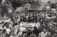 Pohřeb dcery paní Klepáčkové, Sv. Helena, konec 70. let