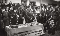 Pohřeb babičky Marie Fiklové, Eibentál, leden 1977