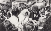 Svatba Aleny Gecse a tradiční podávání chleba se solí, 2. srpna 1981