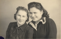 Vpravo Růžena Vobejdová a Věra Macháčková, kolegyně z práce, 1950