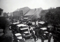 Bernartické náměstí 8. května 1945 ucpané německými vojenskými vozidly 