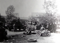 Němečtí uprchlíci v Bernarticích, pravděpodobně 8. května 1945