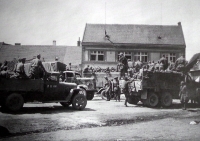 Situace na náměstí 8. května 1945
