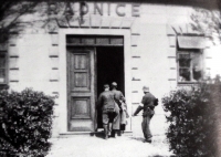 Odzbrojování německých vojáků na radnici v Bernarticích, 8. května 1945