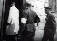 Odzbrojování německých vojáků, vchod do radnice, 8. května 1945