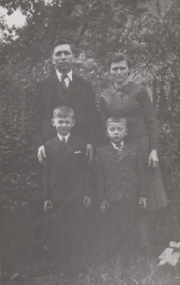The Kašpařík family in 1942, Jan on the bottom left