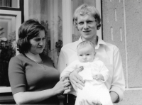 Syn Oldřich se ženou Zdenou a vnučkou Helenkou, Borová, 70. léta