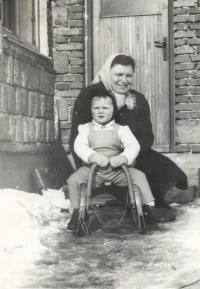 Růžena Vobejdová se synem Milanem, Borová, cca 1966