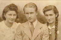 Zleva Anna Rejmanová, roz. Bartošová, Jan Bartoš, Marie Mlynářová, roz. Bartošová (1920–2005) – maminka pamětnice