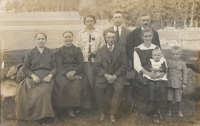 In the middle is the grandfather of the witness Václav Renza, on his left grandmother Marie, at the top in the middle Václav Renza Jr., Borová, early 30s