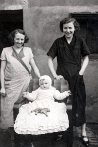Mother with her friend and little Ilona (1936)