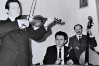 Jaroslav Smutný jako basista v počátcích Horňácké cimbálové muziky Martina Hrbáče. V popředí primáš Martin Hrbáč. Druhá polovina 60. let.