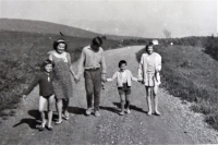 Rodina Jaroslava Smutného na dovolené. Zleva dcera Alena, manželka Vlasta, syn Jan, syn Aleš, dcera Hana. Kolem r. 1970.
