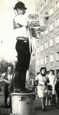 Manželé Jaroslav a Vlasta Smutní jako vedoucí souboru Radošov při hodech ve Veselí nad Moravou. V popředí Jiří Gazárek. Kolem r. 1975.
