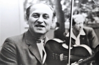 Jaroslav Smutný, nezvykle kontrující na housle. 70. léta 20. stol.