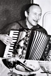 Jaroslav Smutný s harmonikou. 70.-80. léta.