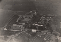 Farm in Lošany, owned by the Mašín family; aerial view, 1930s