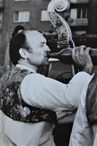 Jaroslav Smutný jako basista a vedoucí muziky Radošov při hodech ve Veselí nad Moravou. 70.-80. léta 20. stol.
