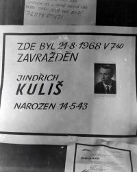 Announcement of the death of Jindřich Kuliš shot at the side door of the town hall