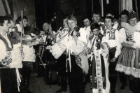 Cimbálová muzika souboru Radošov pod vedením Jaroslava Smutného. Třetí zleva na housle Aleš Smutný, syn, vedle něj basista Jaroslav Smutný. Po roce 1980. 
