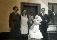 Rodiče pamětnice s tetou a babičkou (rok 1933)