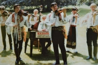 Cimbalom ensemble Radošov in Mariánské Lázně. Behind bass Jaroslav Smutný, in front in the middle first violinist, son Aleš Smutný. Around 1985. 