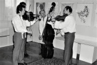 Jaroslav Smutný as bassist of Martin Hrbáč's Horňácká muzika. Opening of the exhibition of paintings and pictures by Jaroslav V. Staňek, 1985. On the left, the first violinist Martin Hrbáč, behind him the second violinist Vít Trachtulec, JS, violinist Jiří Slovák. 