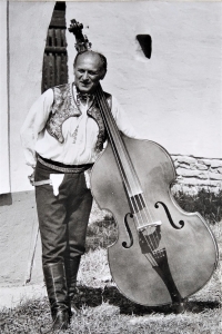 Jaroslav Smutný jako basista a vedoucí souboru Radošov z Veselí nad Moravou. 80. léta 20. stol.