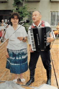 Manželé Vlasta a Jaroslav Smutní při vystoupení ve Veselí nad Moravou. 90. léta 20. stol. 