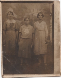 Катерина Нагірна (зліва) – мати Марії, Польща, перша половина 1940-х рр.
