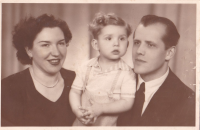 Dvouletý Otakar Hlavín s rodiči