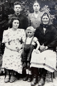 Family photo. The first row from left to right - Petronelia, Volodymyr, and Anastasiya Shvets, in the second row - brother Mykhailo and sister of Petronelia Shvets.
