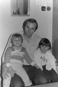 Hynek Jurman se svými dětmi, Lucií a Michalem, rok 1985