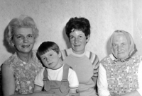 Jarmila s babičkou (vlevo) a maminkou
