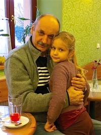 Hynek Jurman se svou vnučkou Zinou, rok 2017
