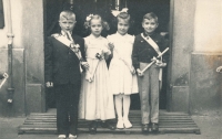 První svaté přijímání, před františkánským kostelem, pamětník první zprava, 1955