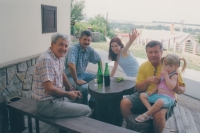 Cyril Michalica (vlevo) se synem Cyrilem (2. zleva) a přáteli, 90. léta