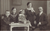 photo from old album - from left Theodor, Alžbeta (Beške), Lívia (Lýdia´s mother) and parents Regina and Ludevit Schwarz