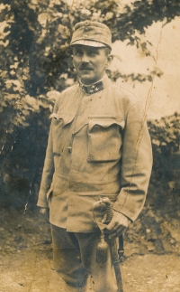 Satran - the director of the Vtelnicko school as an officer during World War I.

